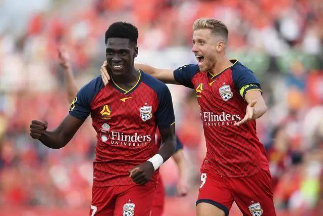 库里33+8文班亚马32+9+5+4 勇士险胜马刺4连胜