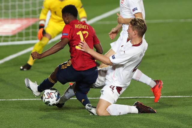 欧冠-莱万梅开二度奥尔莫破门 巴萨3-0布雷斯特